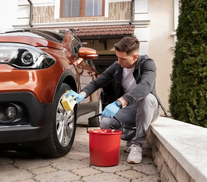 Lavage auto à domicile Nandax : professionnel intervenant sur un véhicule